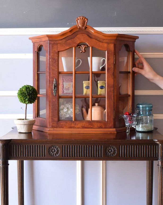 ウォールキャビネット　アンティーク家具　小さなガラス扉の鍵付きキャビネット、フランスから到着したアンティーク家具（ウォールキャビネット）。パリのアパルトマン気分で使える小さなフランスの家具やっぱり一番の魅力はフランスらしいデザイン。(j-2266-f)