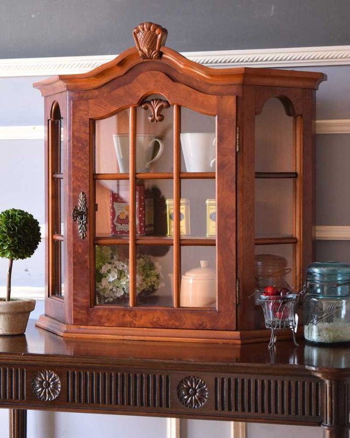 ウォールキャビネット　アンティーク家具　小さなガラス扉の鍵付きキャビネット、フランスから到着したアンティーク家具（ウォールキャビネット）。小さくてもフランスらしさたっぷり壁につけることもできるので実用的に使えちゃう！フランスらしく壁からお部屋の中をオシャレに彩ってくれます。(j-2266-f)