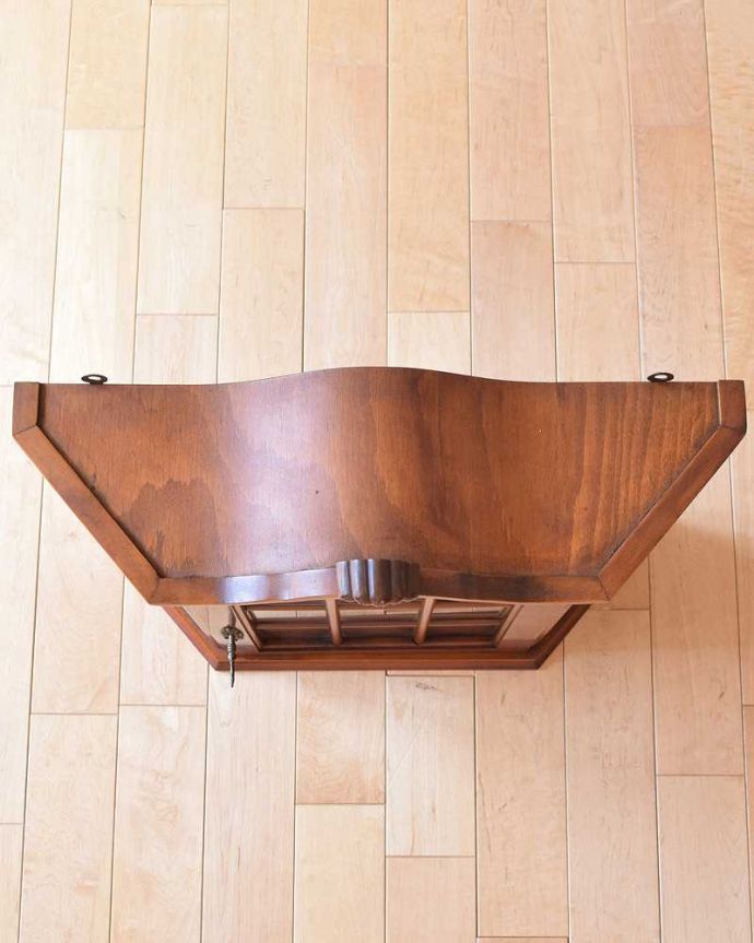 ウォールキャビネット　アンティーク家具　小さなガラス扉の鍵付きキャビネット、フランスから到着したアンティーク家具（ウォールキャビネット）。上から見ると･･･キャビネットの形はこんな感じです。(j-2266-f)