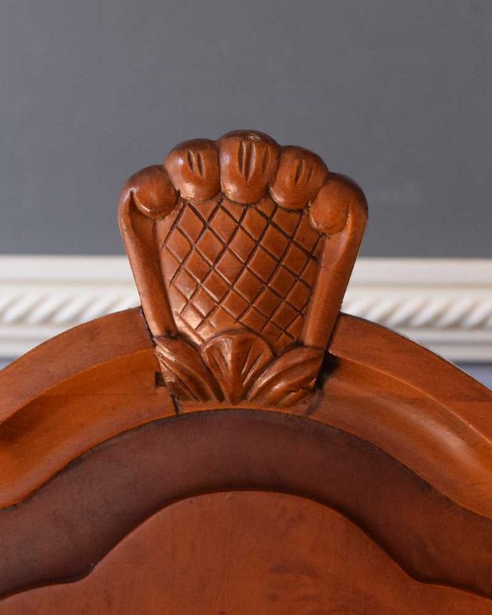 ウォールキャビネット　アンティーク家具　小さなガラス扉の鍵付きキャビネット、フランスから到着したアンティーク家具（ウォールキャビネット）。フランスらしい彫りフランスらしさの象徴とも言える、優雅な彫りの装飾。(j-2266-f)