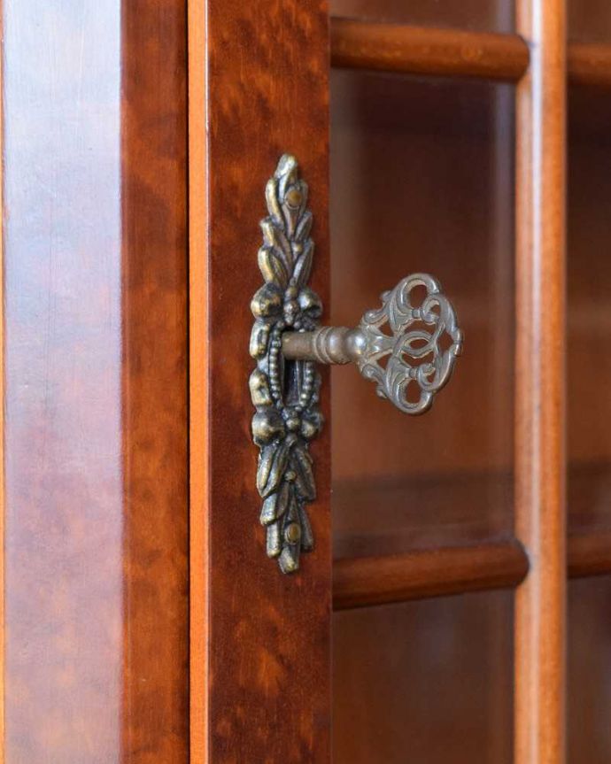 ウォールキャビネット　アンティーク家具　小さなガラス扉の鍵付きキャビネット、フランスから到着したアンティーク家具（ウォールキャビネット）。取っ手にもフランスらしさ 芸術的に美しいの取っ手。(j-2266-f)