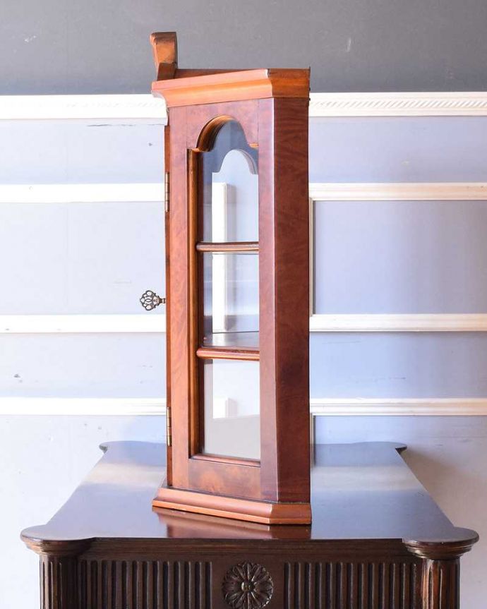 ウォールキャビネット　アンティーク家具　小さなガラス扉の鍵付きキャビネット、フランスから到着したアンティーク家具（ウォールキャビネット）。横顔だっても美しい正面だけじゃなく横もキレイに修復してあります。(j-2266-f)