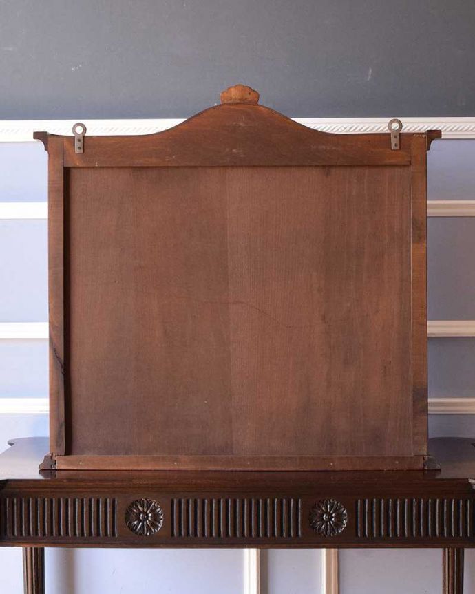 ウォールキャビネット　アンティーク家具　小さなガラス扉の鍵付きキャビネット、フランスから到着したアンティーク家具（ウォールキャビネット）。後ろ姿も見て下さい。(j-2266-f)