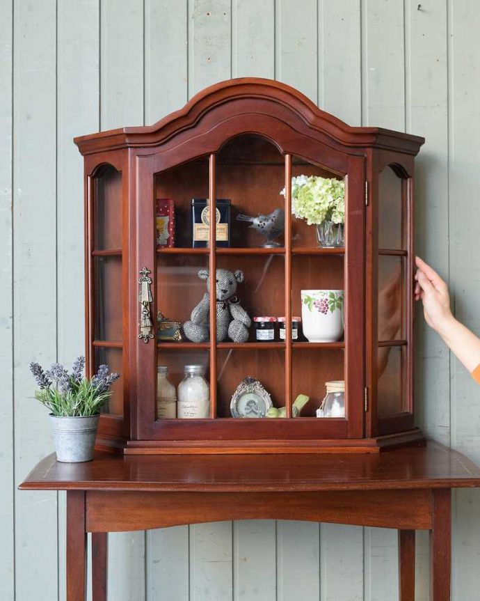 ウォールキャビネット　アンティーク家具　フランスの小さなアンティーク家具、ガラス扉のウォールキャビネット（ビーチウッド）。パリのアパルトマン気分で使える小さなフランスの家具やっぱり一番の魅力はフランスらしいデザイン。(j-2267-f)