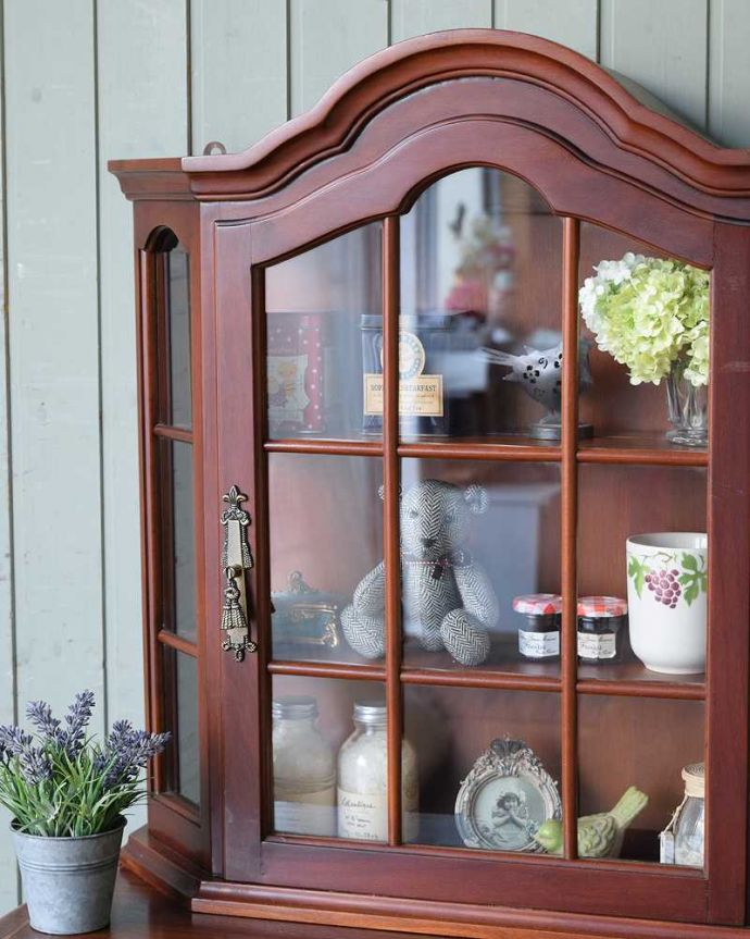 ウォールキャビネット　アンティーク家具　フランスの小さなアンティーク家具、ガラス扉のウォールキャビネット（ビーチウッド）。小さくてもフランスらしさたっぷり壁につけることもできるので実用的に使えちゃう！フランスらしく壁からお部屋の中をオシャレに彩ってくれます。(j-2267-f)
