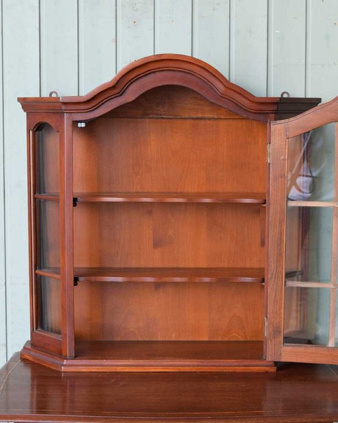 ウォールキャビネット　アンティーク家具　フランスの小さなアンティーク家具、ガラス扉のウォールキャビネット（ビーチウッド）。扉を開けてみると、こんな感じです小さいからと言って、修復に妥協はしません！アンティークの風合いだけ残してキレイに修復してあります。(j-2267-f)