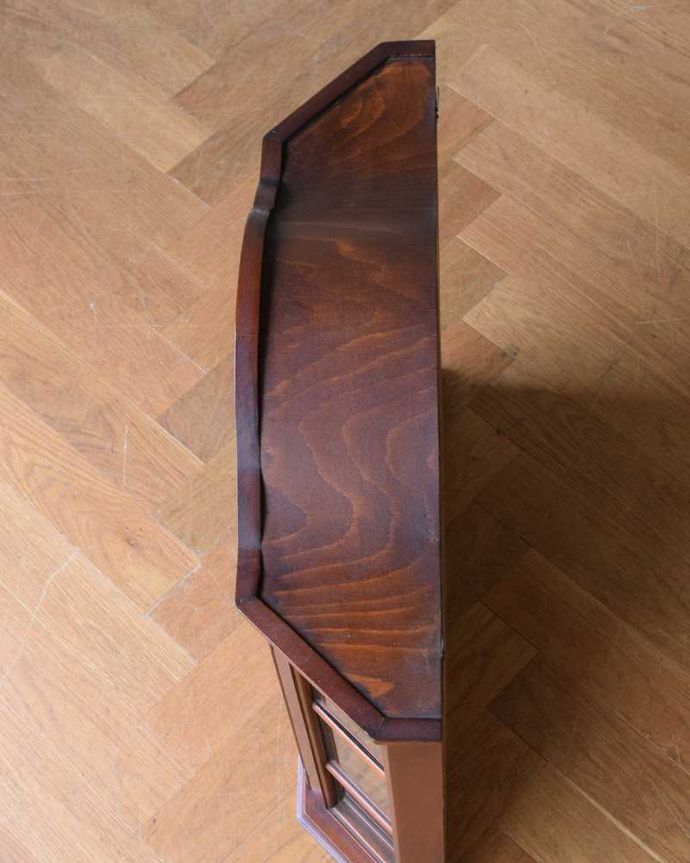 ウォールキャビネット　アンティーク家具　フランスの小さなアンティーク家具、ガラス扉のウォールキャビネット（ビーチウッド）。上から見ると･･･キャビネットの形はこんな感じです。(j-2267-f)