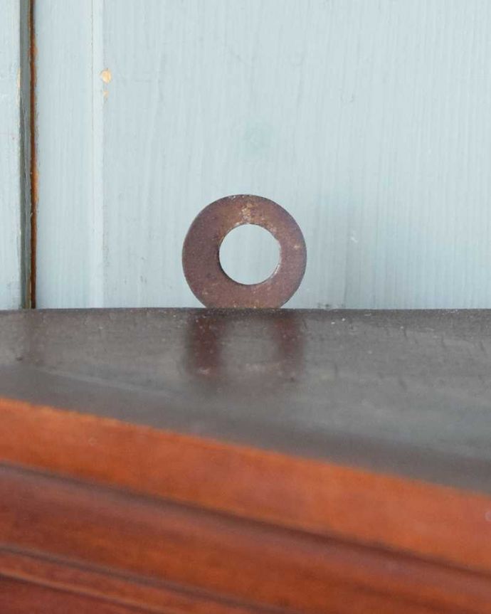 ウォールキャビネット　アンティーク家具　フランスの小さなアンティーク家具、ガラス扉のウォールキャビネット（ビーチウッド）。壁に取り付けできます背中部分にフックを付けて壁にカンタンに取り付け出来るようにしました。(j-2267-f)