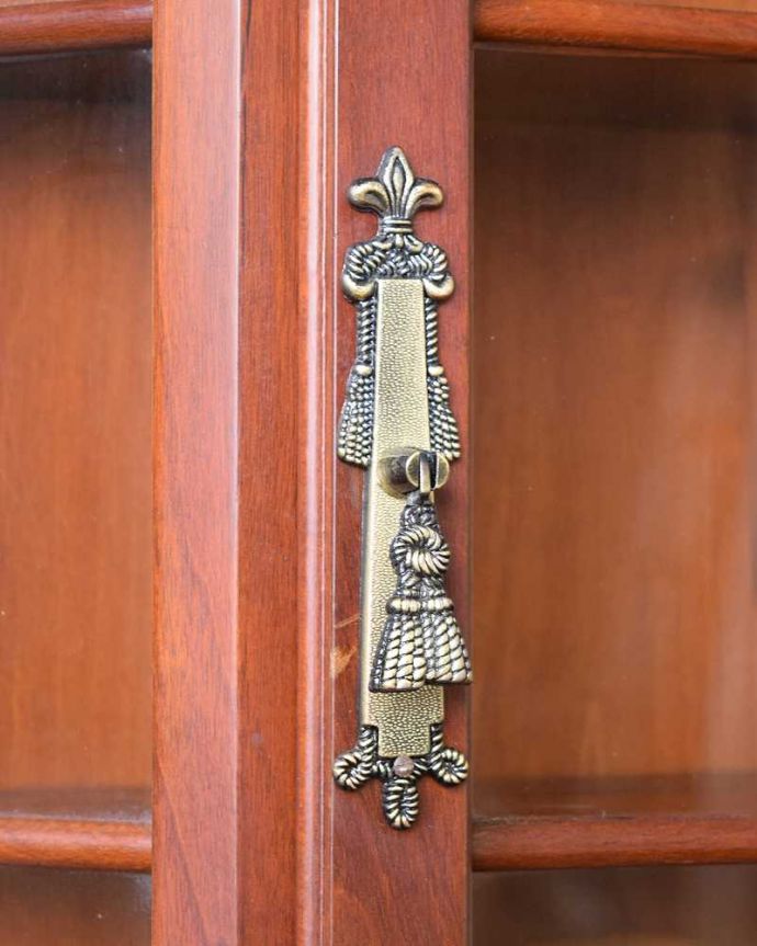 ウォールキャビネット　アンティーク家具　フランスの小さなアンティーク家具、ガラス扉のウォールキャビネット（ビーチウッド）。取っ手にもフランスらしさ 芸術的に美しいの取っ手。(j-2267-f)