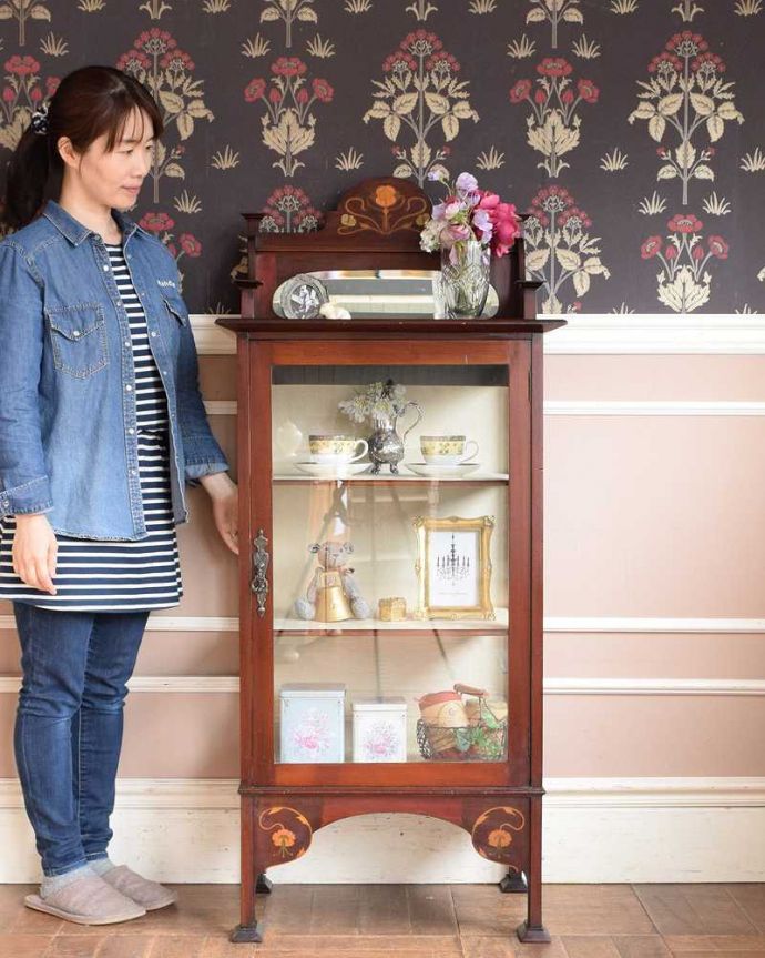 アンティークのキャビネット　アンティーク家具　英国の華やかなアンティーク家具、ミラー付のミュージックキャビネット（飾り棚）。どこにでも置けちゃうサイズが魅力のキャビネットちょっとしたスペースがあればどこにでも置けちゃうコンパクトサイズのガラスキャビネット。(j-2268-f)