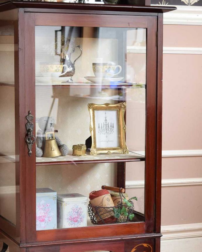 アンティークのキャビネット　アンティーク家具　英国の華やかなアンティーク家具、ミラー付のミュージックキャビネット（飾り棚）。ガラス越しに中をのぞいてみると･･･中に入れたものが、なんだかちょっと高級に見えちゃうんです。(j-2268-f)