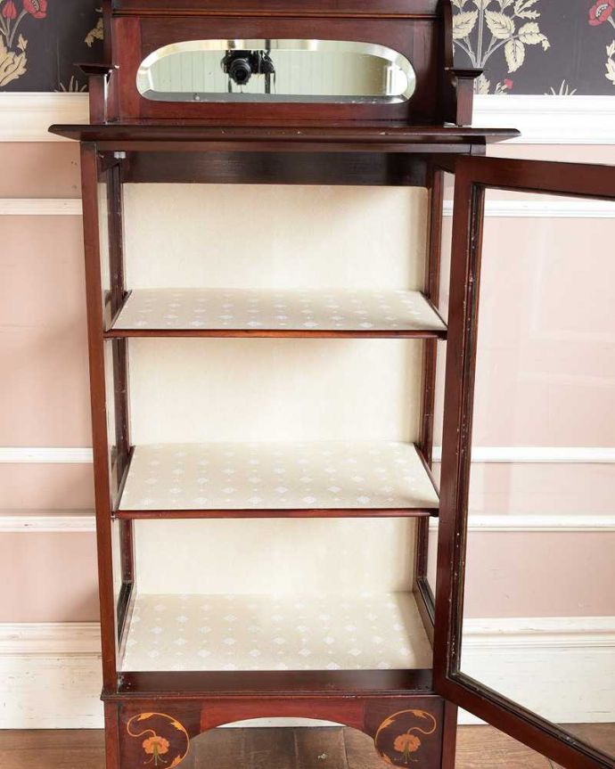 アンティークのキャビネット　アンティーク家具　英国の華やかなアンティーク家具、ミラー付のミュージックキャビネット（飾り棚）。扉を開けると、中はこんな感じです職人が背板の生地を新しいもので張り替えてキレイに修復して仕上げました。(j-2268-f)