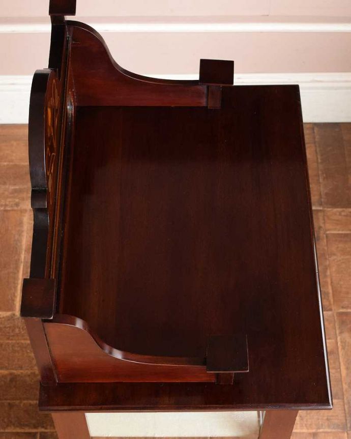 アンティークのキャビネット　アンティーク家具　英国の華やかなアンティーク家具、ミラー付のミュージックキャビネット（飾り棚）。上から形を見てみましょうキャビネットの形はこんな感じです。(j-2268-f)