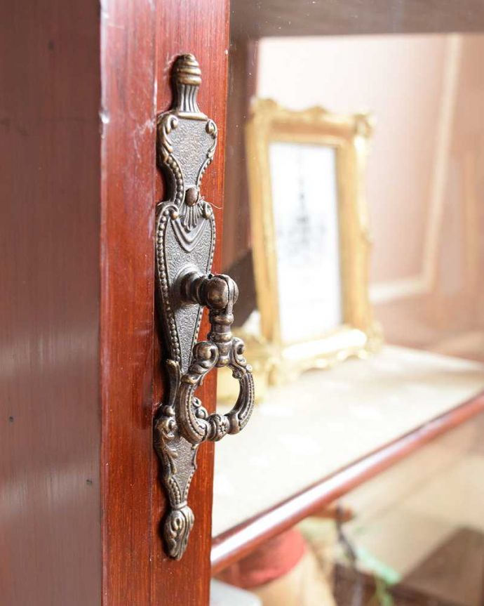 アンティークのキャビネット　アンティーク家具　英国の華やかなアンティーク家具、ミラー付のミュージックキャビネット（飾り棚）。開ける度にワクワクアンティーク家具は取っ手もカッコイイんです。(j-2268-f)