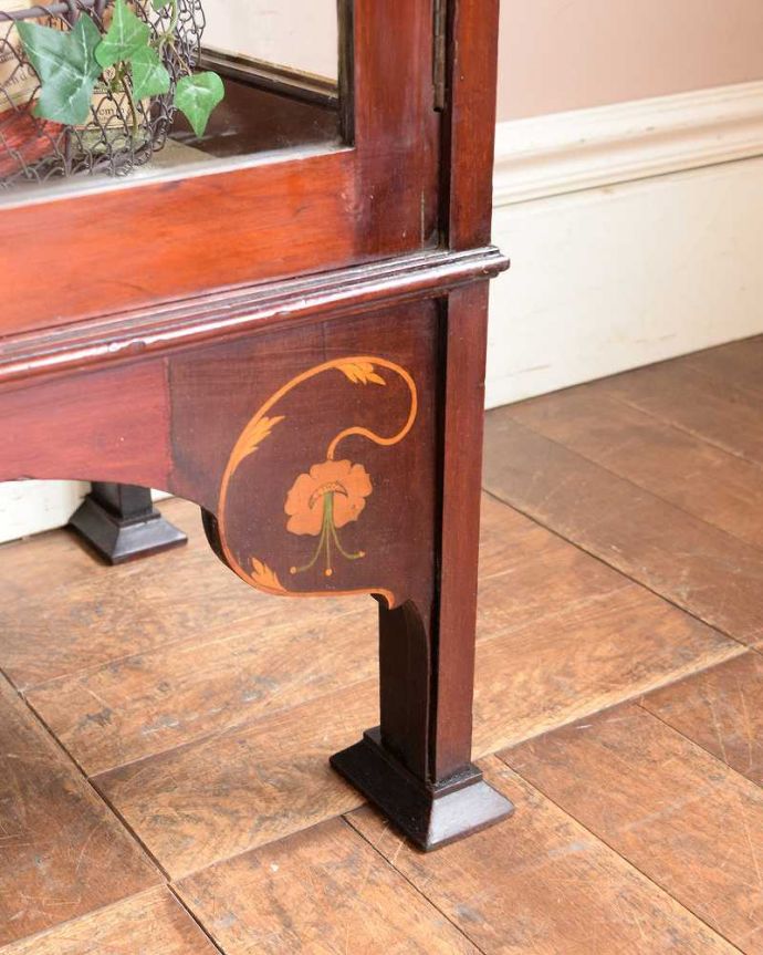 アンティークのキャビネット　アンティーク家具　英国の華やかなアンティーク家具、ミラー付のミュージックキャビネット（飾り棚）。女性1人でラクラク運べちゃう仕掛けHandleのアンティークは、脚の裏にフェルトキーパーをお付けしています。(j-2268-f)