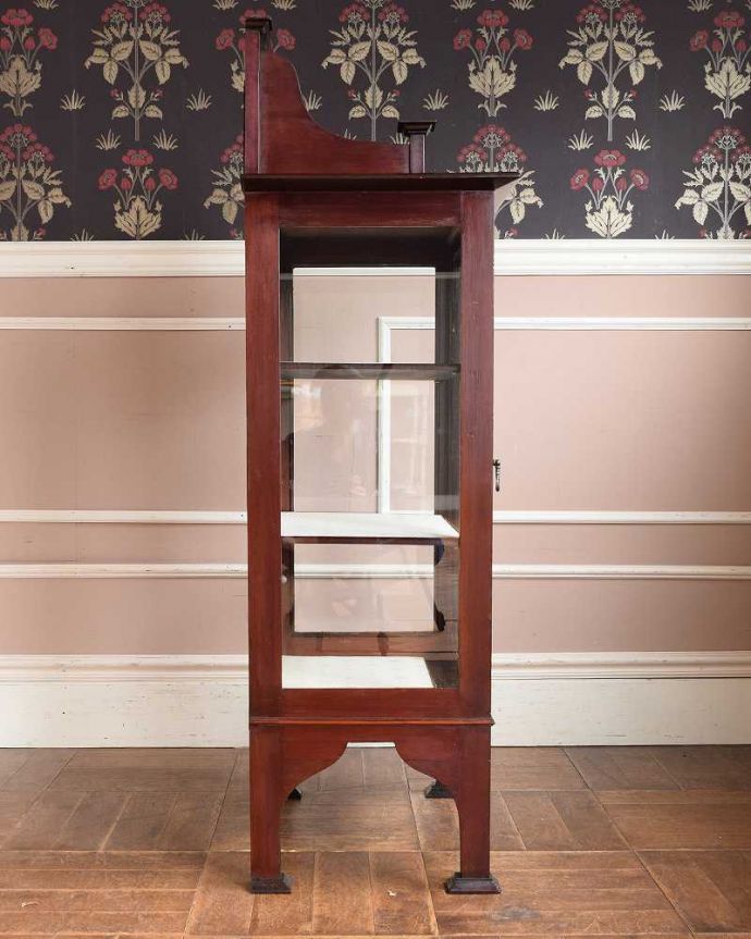 アンティークのキャビネット　アンティーク家具　英国の華やかなアンティーク家具、ミラー付のミュージックキャビネット（飾り棚）。横から見ると･･･横面もガラス。(j-2268-f)