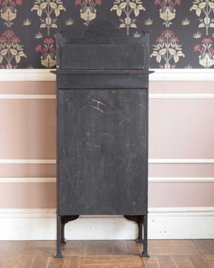 アンティークのキャビネット　アンティーク家具　英国の華やかなアンティーク家具、ミラー付のミュージックキャビネット（飾り棚）。修復してあるので後姿もキレイ！アンティークは新品ではないので、もちろん経年変化によるキズはありますが、専門の職人がキレイに修復したので、後ろ姿もキレイです。(j-2268-f)