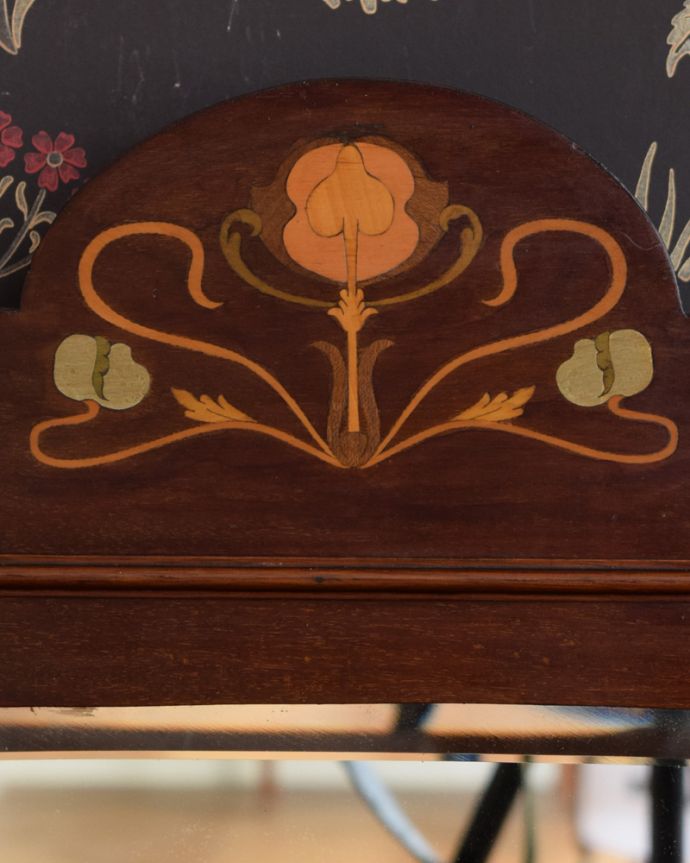 アンティークのキャビネット　アンティーク家具　英国の華やかなアンティーク家具、ミラー付のミュージックキャビネット（飾り棚）。上品で美しい象嵌象嵌とは模様に沿って異なる木材を埋め込んで絵を描いたものなんです。(j-2268-f)