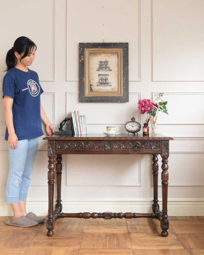 アンティークのデスク・書斎机 アンティーク家具 アンティークの英国輸入家具、どこから見ても美しいデザインのホールテーブル(引き出し付き)。英国アンティークらしくカッコいい大人のデスクアンティーク家具の中でも特に人気の高いデスク。(j-2269-f)