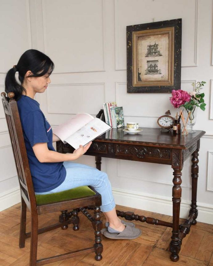 アンティークのデスク・書斎机 アンティーク家具 アンティークの英国輸入家具、どこから見ても美しいデザインのホールテーブル(引き出し付き)。仕事している時間も、もっとカッコよくここに座るだけで、なんだかちょっとカッコよくなった気分。(j-2269-f)