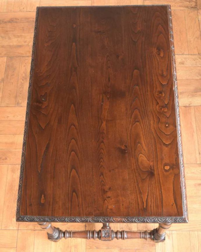 アンティークのデスク・書斎机 アンティーク家具 アンティークの英国輸入家具、どこから見ても美しいデザインのホールテーブル(引き出し付き)。天板もピカピカにお直ししました。(j-2269-f)