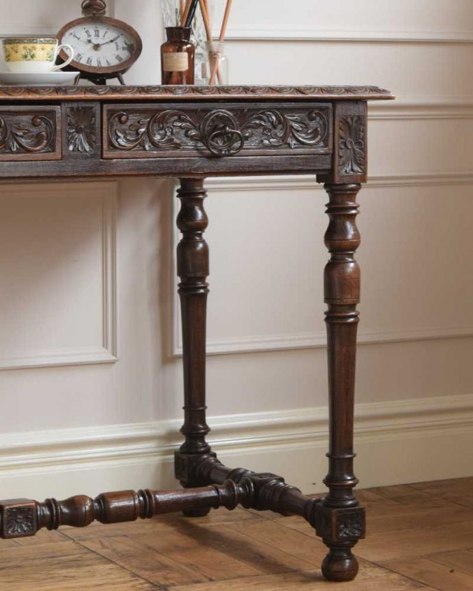 アンティークのデスク・書斎机 アンティーク家具 アンティークの英国輸入家具、どこから見ても美しいデザインのホールテーブル(引き出し付き)。英国らしい豪華な彫りが美しい脚機能的なデザインのものが多いデスクだけに、アンティークらしく装飾が美しいものは目立ちます。(j-2269-f)