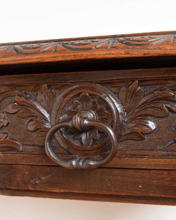 アンティークのデスク・書斎机 アンティーク家具 アンティークの英国輸入家具、どこから見ても美しいデザインのホールテーブル(引き出し付き)。開ける度にワクワクする取っ手取っ手もアンティークらしく凝ったデザイン。(j-2269-f)