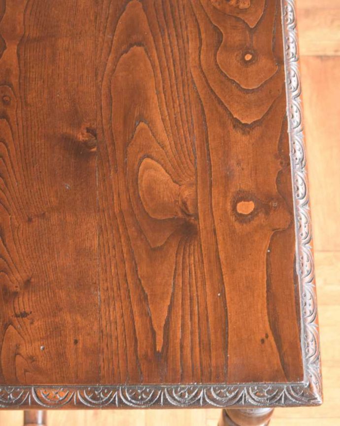 アンティークのデスク・書斎机 アンティーク家具 アンティークの英国輸入家具、どこから見ても美しいデザインのホールテーブル(引き出し付き)。天板を近くから見ると・・・デスクは天板を使う家具なので、キレイにお直ししました。(j-2269-f)