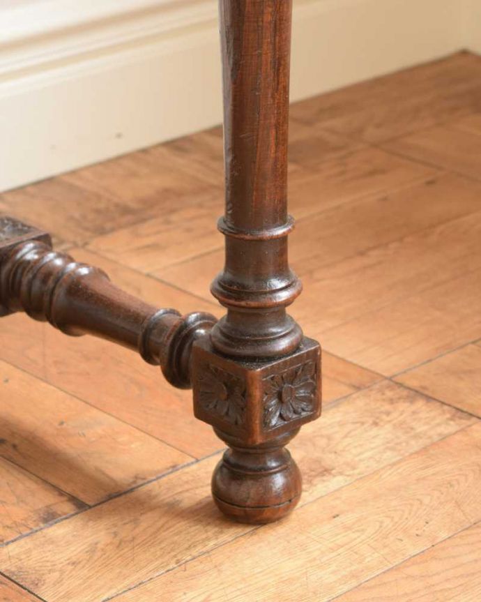 アンティークのデスク・書斎机 アンティーク家具 アンティークの英国輸入家具、どこから見ても美しいデザインのホールテーブル(引き出し付き)。女性1人でラクラク運べちゃう仕掛けHandleのアンティークは、脚の裏にフェルトキーパーをお付けしています。(j-2269-f)