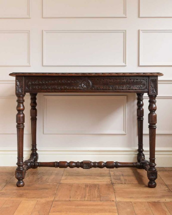 アンティークのデスク・書斎机 アンティーク家具 アンティークの英国輸入家具、どこから見ても美しいデザインのホールテーブル(引き出し付き)。後ろ姿もキレイなんです。(j-2269-f)