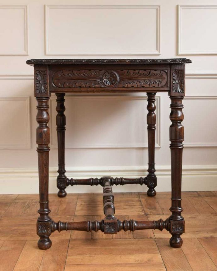 アンティークのデスク・書斎机 アンティーク家具 アンティークの英国輸入家具、どこから見ても美しいデザインのホールテーブル(引き出し付き)。横顔も美しく!こんな風に見えますもちろん、横側もキレイに修復しているので、横から見てもキレイです。(j-2269-f)