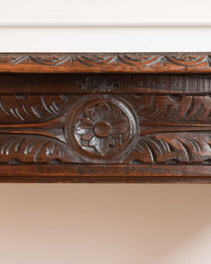 アンティークのデスク・書斎机 アンティーク家具 アンティークの英国輸入家具、どこから見ても美しいデザインのホールテーブル(引き出し付き)。いろんな場所にこだわりサイドにまで華やかな彫刻。(j-2269-f)