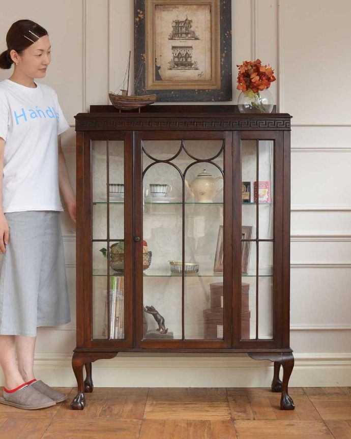 アンティークのキャビネット　アンティーク家具　英国スタイルのアンティーク家具、シノワズリなショーケース（ガラスキャビネット）。おススメ度No,1のアンティーク家具いろんな場所で使えてお部屋に魅せ場を作ってくれるガラスのキャビネットはアンティーク家具の中でもイチオシの家具です。(j-2270-f)