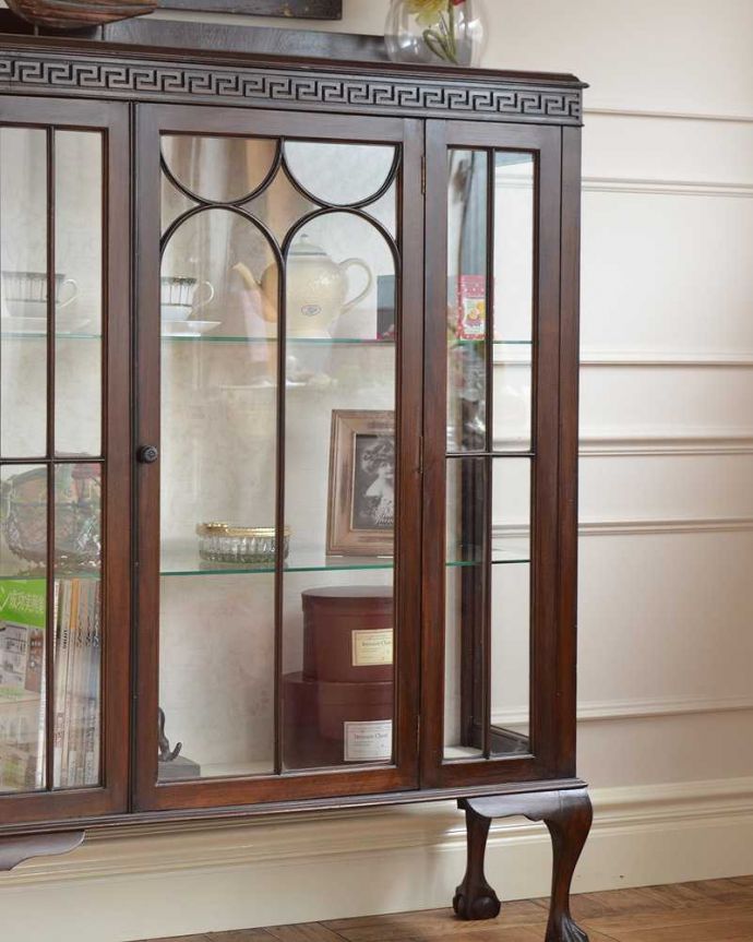 アンティークのキャビネット　アンティーク家具　英国スタイルのアンティーク家具、シノワズリなショーケース（ガラスキャビネット）。木で描かれたガラス扉の模様の美しさにうっとり･･･まだ機械のない時代に、どうやって作られたんだろう…と不思議になるくらい美しいガラス面に描かれた美しい木の模様が特長。(j-2270-f)
