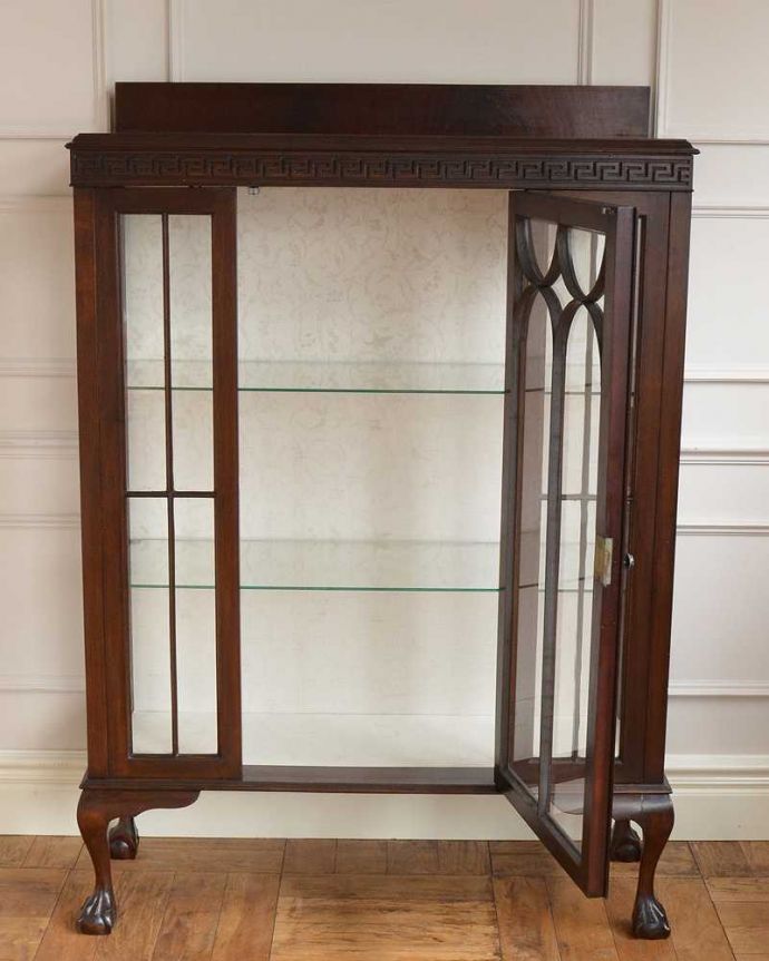 アンティークのキャビネット　アンティーク家具　英国スタイルのアンティーク家具、シノワズリなショーケース（ガラスキャビネット）。扉を開けてみると･･･職人がキレイに修復して、背板も新しい生地に張替えました。(j-2270-f)
