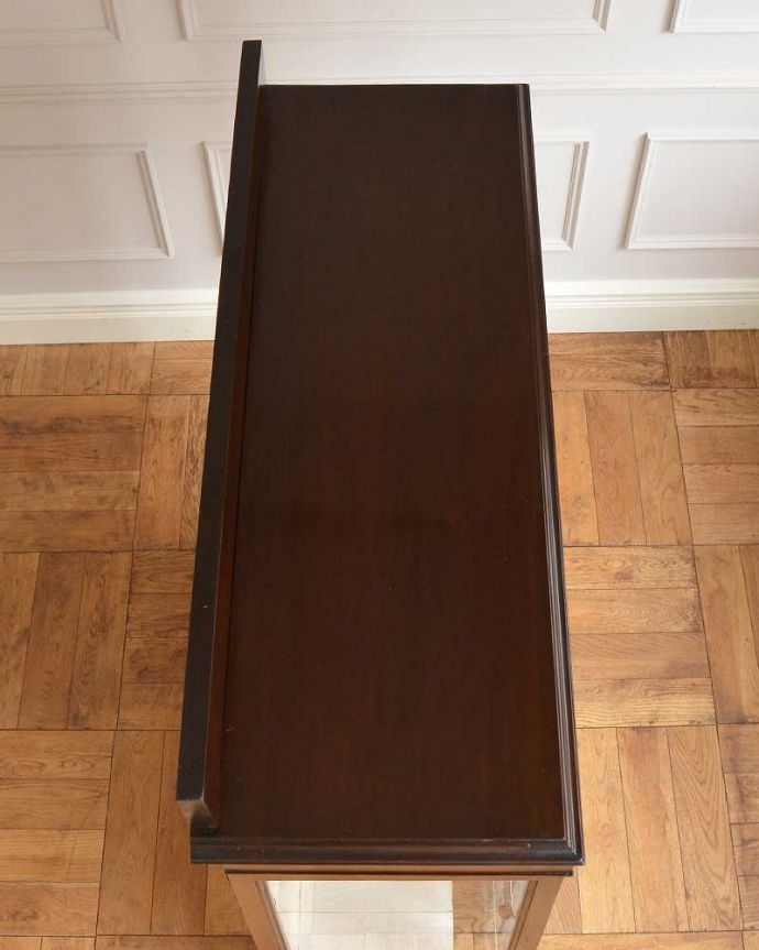 アンティークのキャビネット　アンティーク家具　英国スタイルのアンティーク家具、シノワズリなショーケース（ガラスキャビネット）。塗装もキレイに仕上げました上から見るとこんな形のキャビネットです。(j-2270-f)