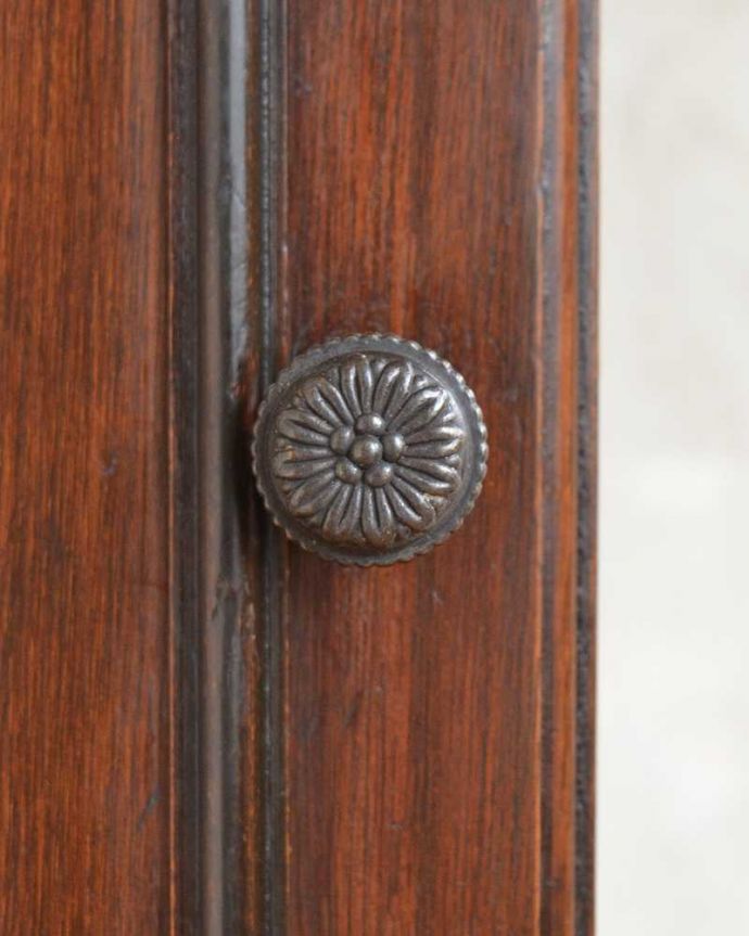 アンティークのキャビネット　アンティーク家具　英国スタイルのアンティーク家具、シノワズリなショーケース（ガラスキャビネット）。アンティークらしい素敵な取っ手デザインが美しい取っ手。(j-2270-f)