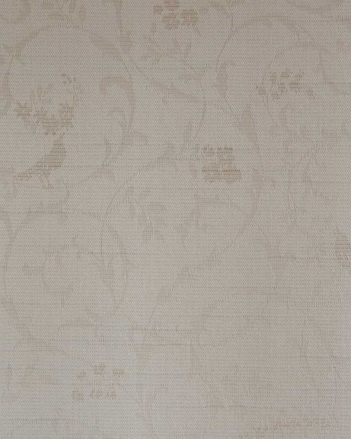 アンティークのキャビネット　アンティーク家具　英国スタイルのアンティーク家具、シノワズリなショーケース（ガラスキャビネット）。新しい生地で張り替えましたキャビネットの表情に合わせて新しい背板の生地を選びました。(j-2270-f)