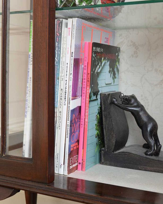 アンティークのキャビネット　アンティーク家具　英国スタイルのアンティーク家具、シノワズリなショーケース（ガラスキャビネット）。扉の中は収納たっぷりA4サイズの雑誌までしっかり収納出来ちゃう大きさ。(j-2270-f)