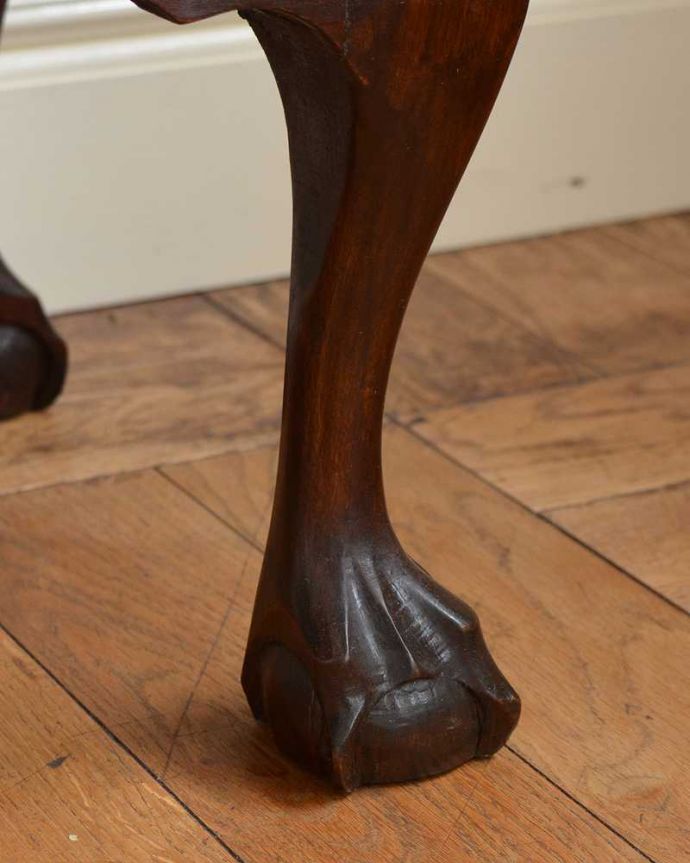 アンティークのキャビネット　アンティーク家具　英国スタイルのアンティーク家具、シノワズリなショーケース（ガラスキャビネット）。女性１人でラクラク運べちゃうんですHandleのアンティークは、脚の裏にフェルトキーパーをお付けしています。(j-2270-f)