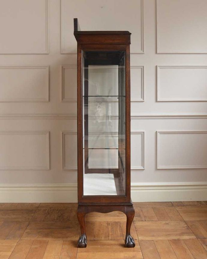 アンティークのキャビネット　アンティーク家具　英国スタイルのアンティーク家具、シノワズリなショーケース（ガラスキャビネット）。横から見ても素敵なんです三方向がガラスのキャビネット。(j-2270-f)