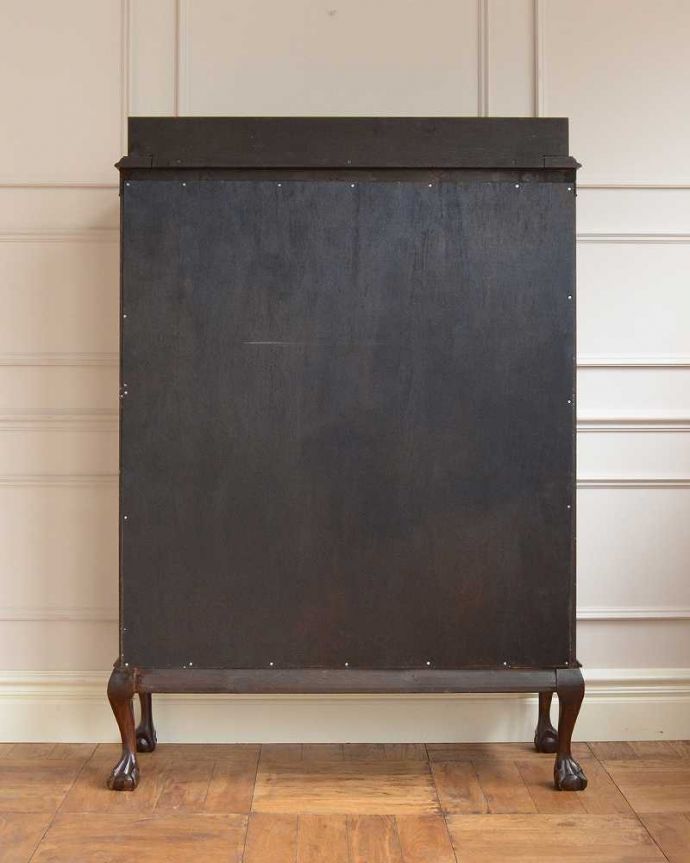 アンティークのキャビネット　アンティーク家具　英国スタイルのアンティーク家具、シノワズリなショーケース（ガラスキャビネット）。後ろ姿も美しいですアンティークは新品ではないので、経年変化によるキズはありますが、専門の職人がしっかり修復したので後姿もキレイです。(j-2270-f)