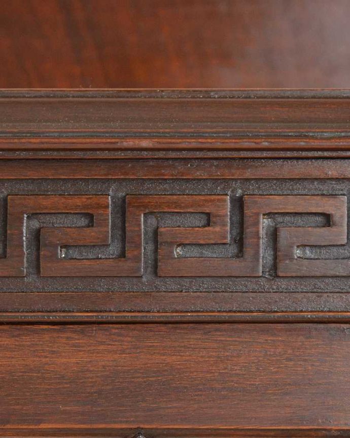 アンティークのキャビネット　アンティーク家具　英国スタイルのアンティーク家具、シノワズリなショーケース（ガラスキャビネット）。惚れ惚れしちゃう美しさこんなに堅い無垢材に一体どうやって彫ったんだろう？と不思議になるくらい細かい彫にうっとりです。(j-2270-f)