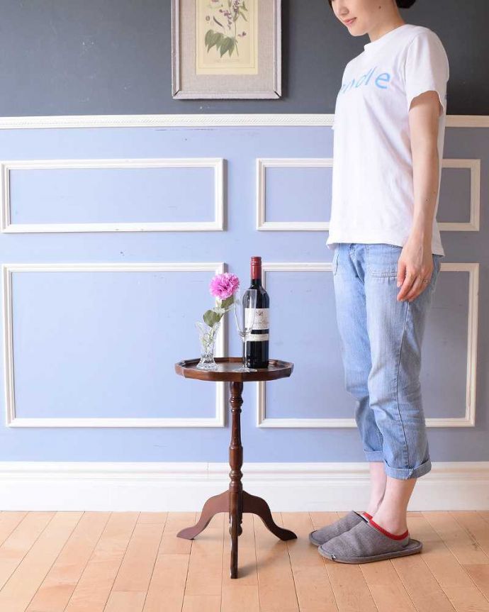 アンティークのテーブル アンティーク家具 英国から届いた小さなアンティーク、トライポットのワインテーブル(革張り)。移動もラクラク!どこでも使える小さなテーブル持ち運び便利なワインテーブル。(j-2271-f)