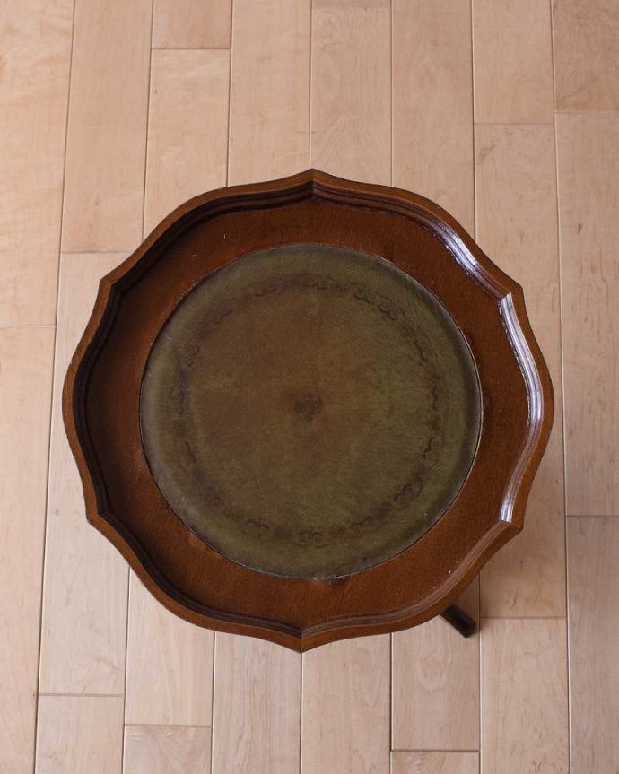 アンティークのテーブル アンティーク家具 英国から届いた小さなアンティーク、トライポットのワインテーブル(革張り)。天板を上から見ると・・・天板はこんな感じで、ちょっとしたものを乗せて使うのに便利なサイズです。(j-2271-f)