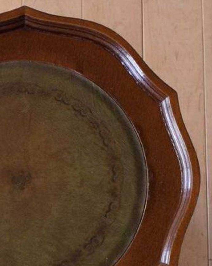 アンティークのテーブル アンティーク家具 英国から届いた小さなアンティーク、トライポットのワインテーブル(革張り)。近づいて見てみると・・・天板の周りもアンティークらしく美しいデザイン。(j-2271-f)