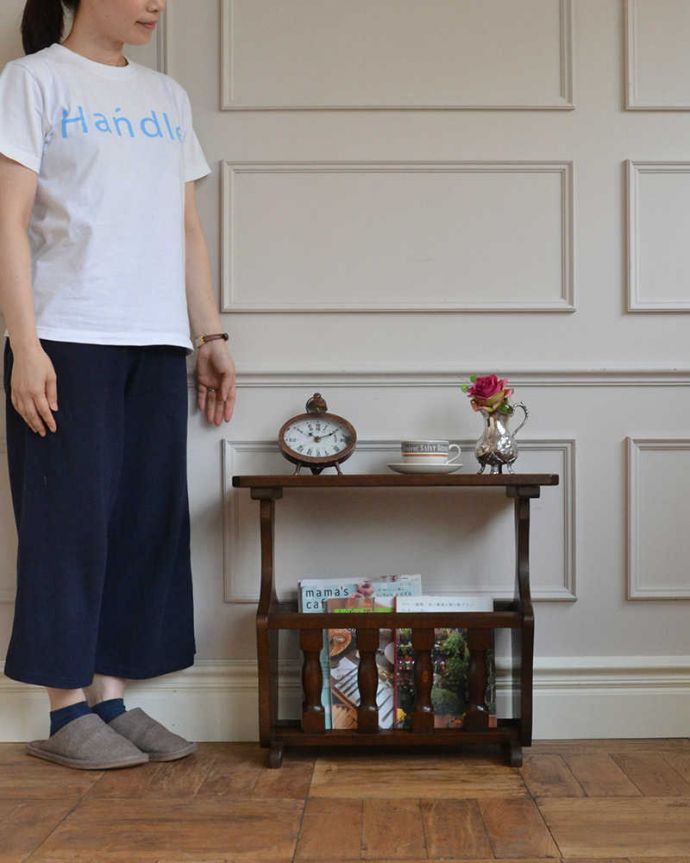 マガジンラック　アンティーク家具　フランス輸入の小さなアンティーク家具、サイドテーブルにもなるマガジンラック。使いやすさNo.1！便利なアンティークどこのお家でも使っているマガジンラックも、アンティークだったらデザインが素敵だから、なんだかオシャレに使えます。(j-2272-f)