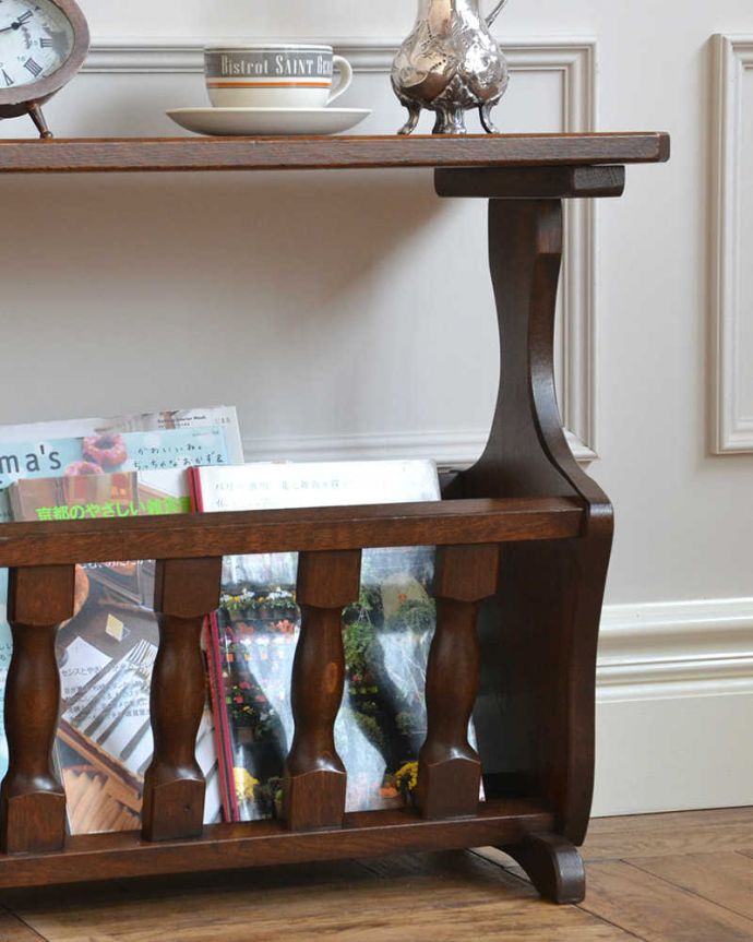 マガジンラック　アンティーク家具　フランス輸入の小さなアンティーク家具、サイドテーブルにもなるマガジンラック。ちょっと置いておきたい…をキレイに収納新聞や雑誌など、ついついテーブルの上に置いてしまって雑多に見えるものが、コレさえあればキレイに収納出来てお部屋もスッキリ見えるんです。(j-2272-f)