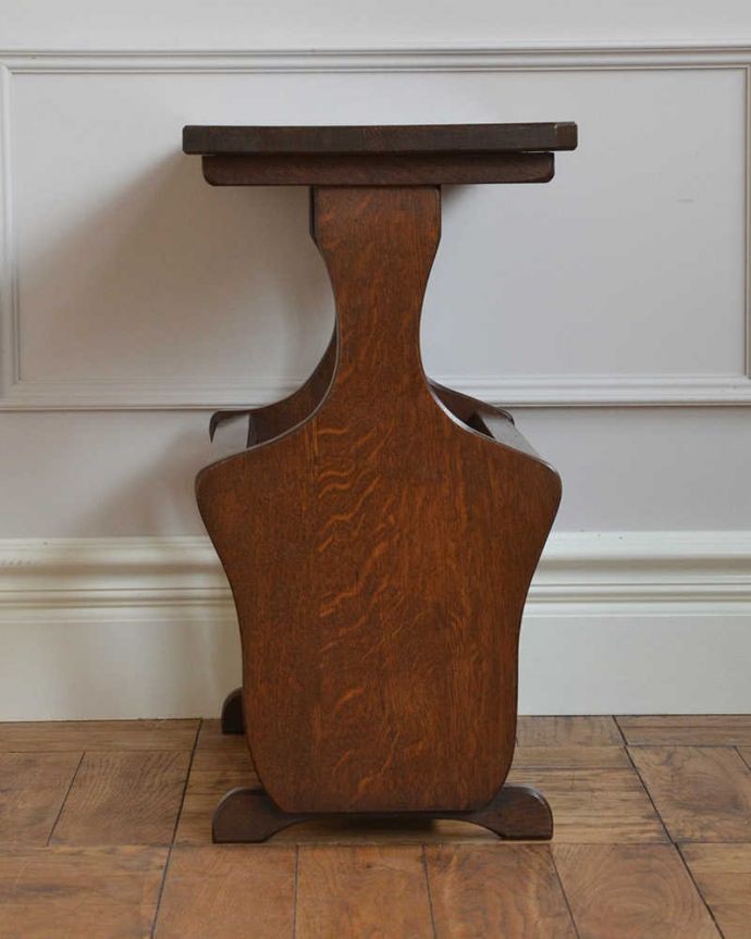 マガジンラック　アンティーク家具　フランス輸入の小さなアンティーク家具、サイドテーブルにもなるマガジンラック。横から見ると･･･360度、どの角度から見てもキレイに仕上がっています。(j-2272-f)