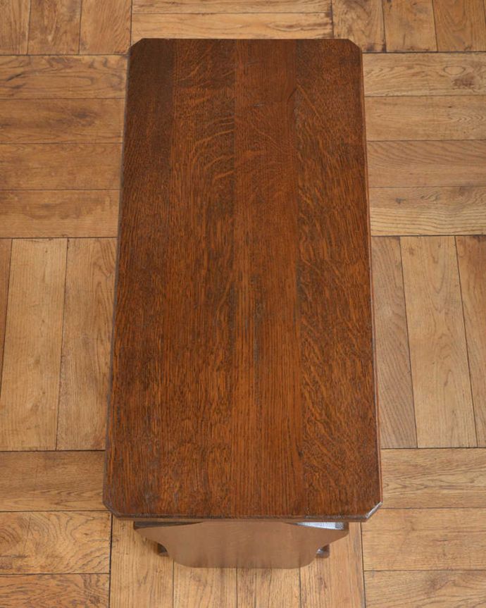 マガジンラック　アンティーク家具　フランス輸入の小さなアンティーク家具、サイドテーブルにもなるマガジンラック。ココも使えてさらに便利読みかけの本やお茶が置ける天板付き。(j-2272-f)